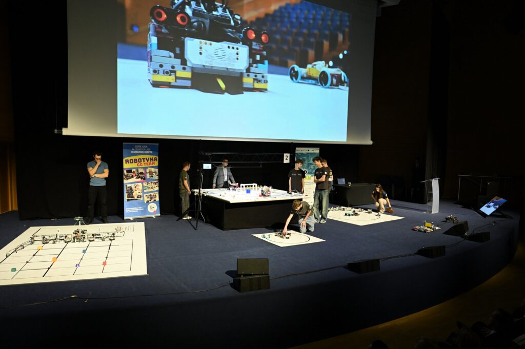 Wystąpienie uczniów ze szkoły w Grodzisku ze swoimi robotami pełniącymi zróżnicowane role