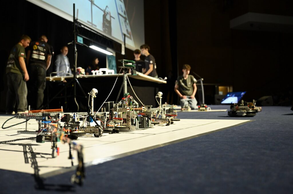 Wystąpienie uczniów ze szkoły w Grodzisku ze swoimi robotami pełniącymi zróżnicowane role