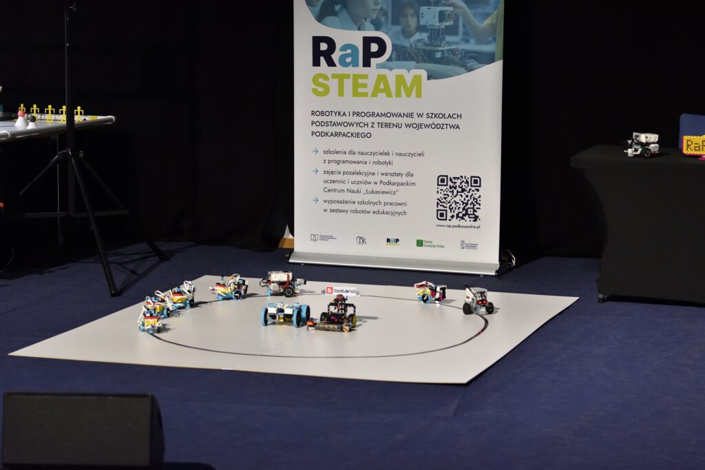 Roboty z zestawów robotycznych wykonujące swoje zadania