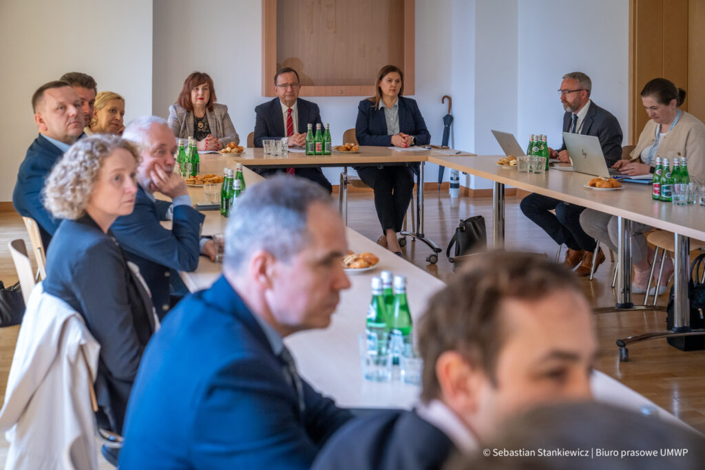 Członkowie Zespołu Ekspercko-Konsultacyjnego podczas oglądania wystąpień prelegentów