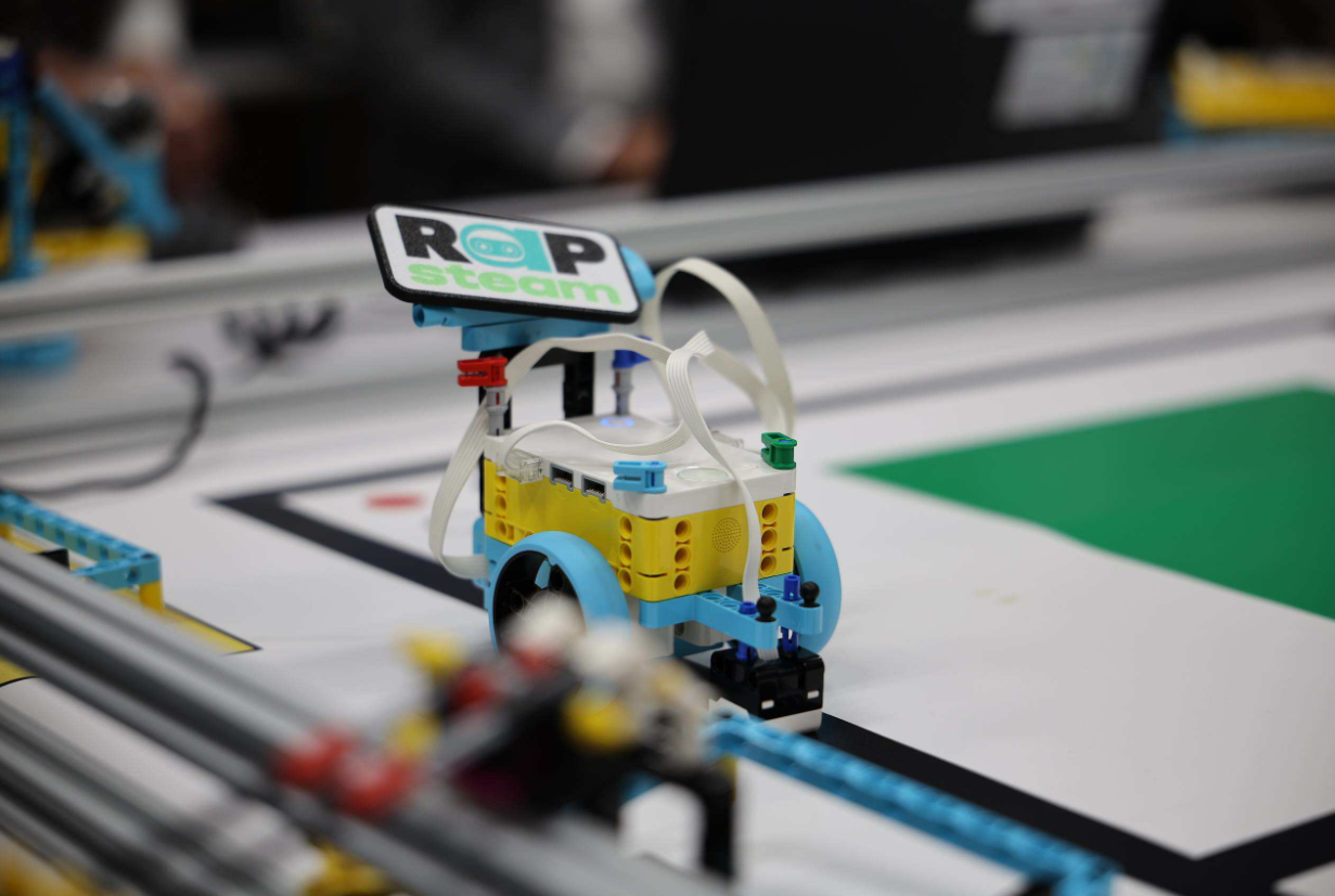 Robot LEGO wykonujący zadanie