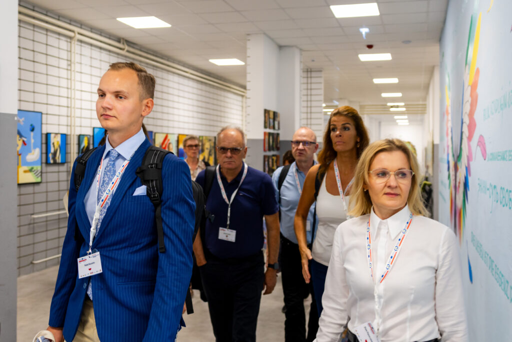 Członkowie zespołu projektowego podczas wizyty w szkole ponadpodstawowej